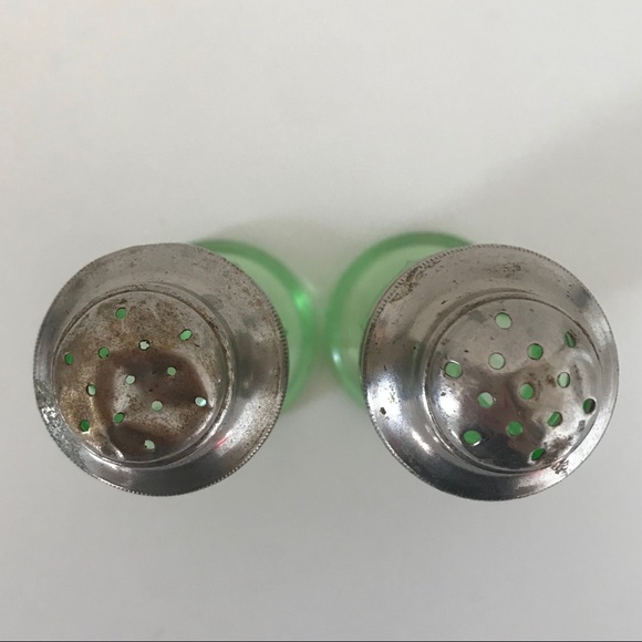 Green Depression Salt & Pepper Shakers - Picture 4 of 6